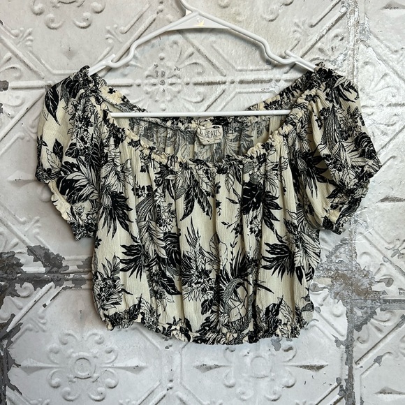 La Hearts Tops - ADD TO ANY BUNDLE FOR FREE ❤️Gorgeous black and white floral off shoulder crop